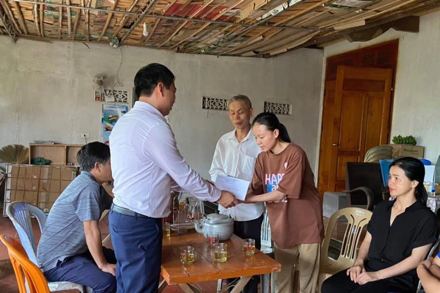 Đại diện ban giám hiệu, công đoàn, đoàn thanh niên Trường THPT Nguyễn Cảnh Chân đến thăm và động viên em Hải Yến.