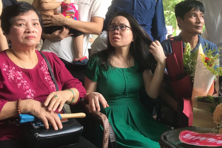 Người thân, bạn bè mang hoa đón chờ bà Dung trở về.