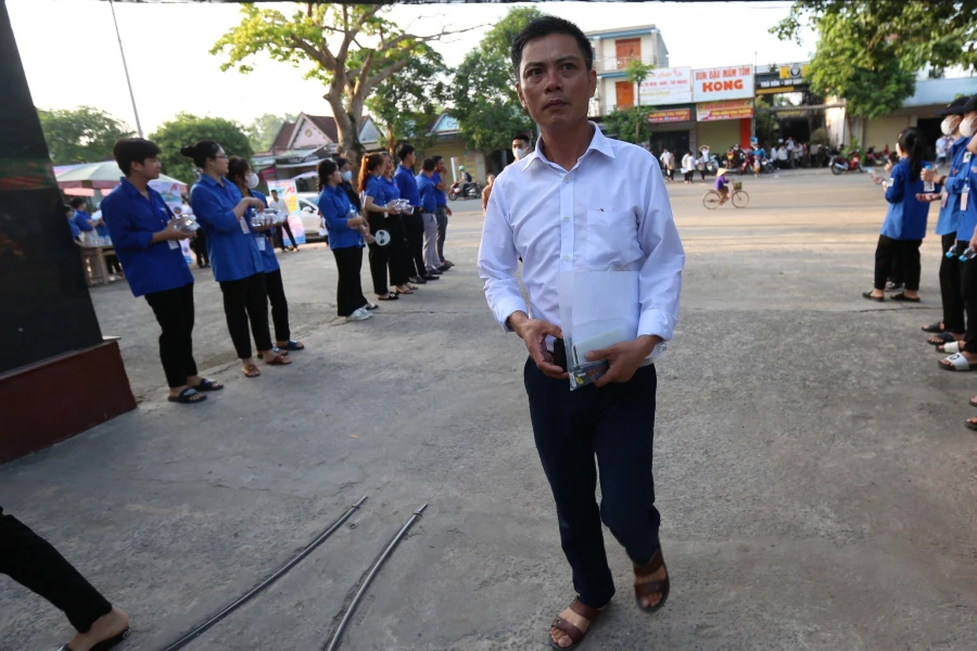 Thí sinh Đặng Văn Ảnh (46 tuổi) đến điểm thi Trường THPT Đồng Lộc dự thi tốt nghiệp THPT 2023.