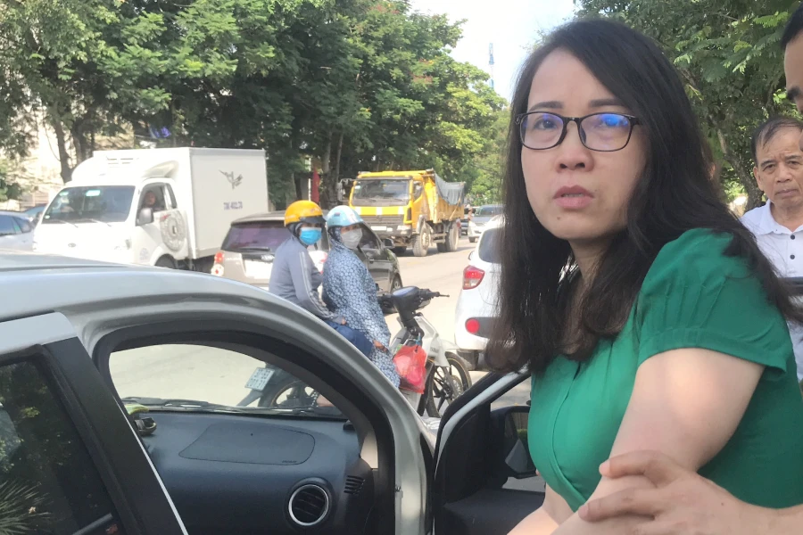 Bà Dung lên xe trở về nhà với người thân.