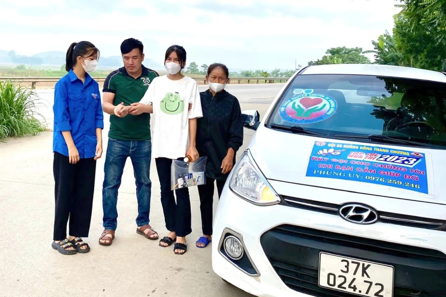 Mẹ và tài xế xe 0 đồng và thanh niên tình nguyện giúp đưa thí sinh Nguyễn Thị Huệ vào phòng thi.