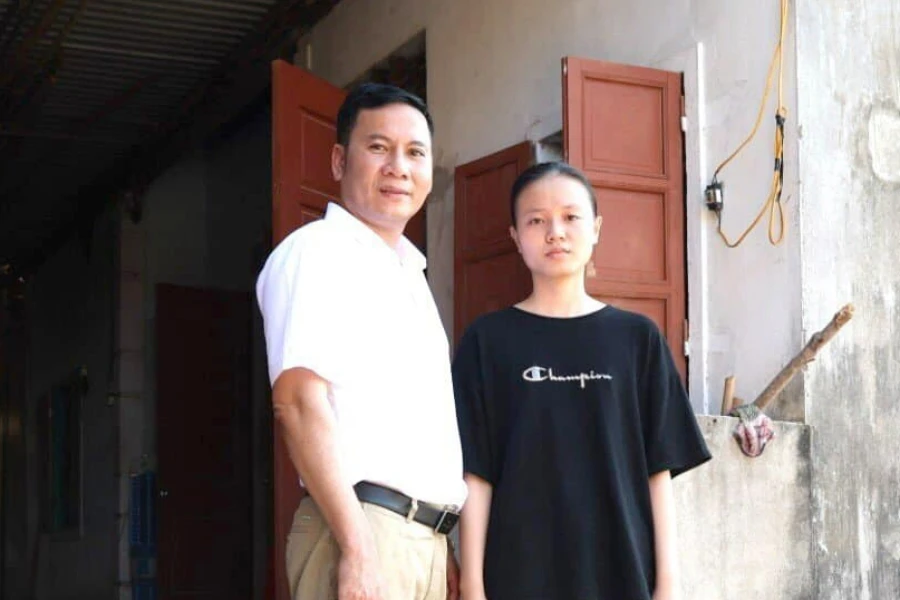 TS Đinh Văn Tới nhận nuôi em Hoàng Thị Hải Yến trong quá trình em học đại học.