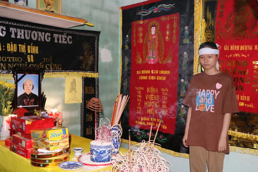 Nữ sinh Hoàng Thị Hải Yến bên bàn thờ, di ảnh mẹ.