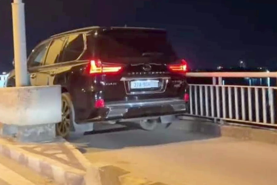 Chiếc xe mang BKS 37A-908.xx đi vào làn dành cho xe máy và xe thô sơ cầu Bến Thủy 1.