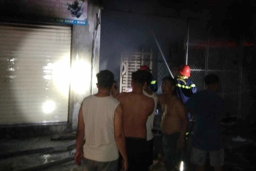 Cảnh sát PCCC và CNCH Công an tỉnh Nghệ An nỗ lực dập lửa.