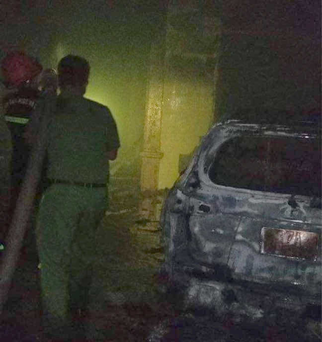 Chiếc xe ô tô bị cháy trụi.