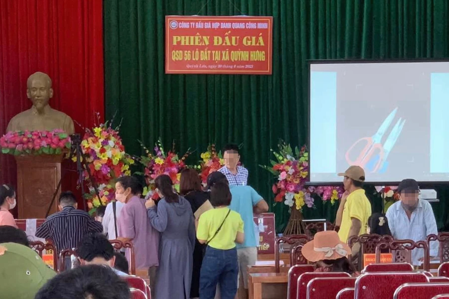 Người dân đến tham gia phiên đấu giá đất ở xã Quỳnh Hưng. Ảnh: TTQH.