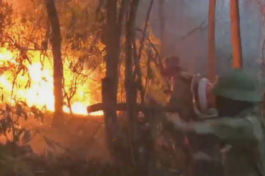 Lực lượng chức năng nỗ lực dập lửa.