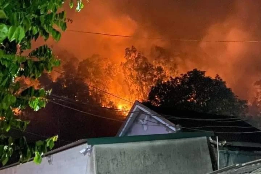 Lửa cháy rừng lan nhanh gần nhà dân ở xã Thượng Tân Lộc.