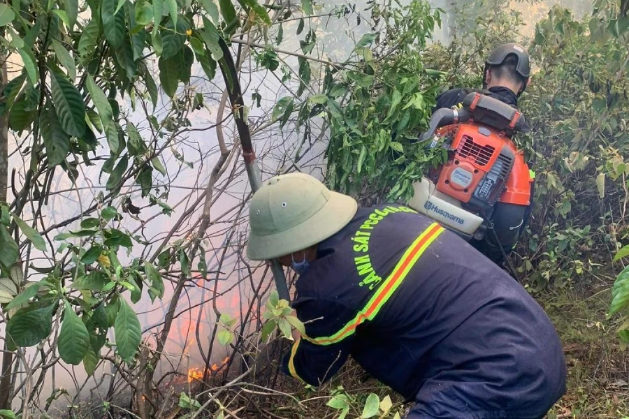 Lực lượng chức năng nỗ lực dập lửa cứu rừng ở xã Tân Thượng Lộc.