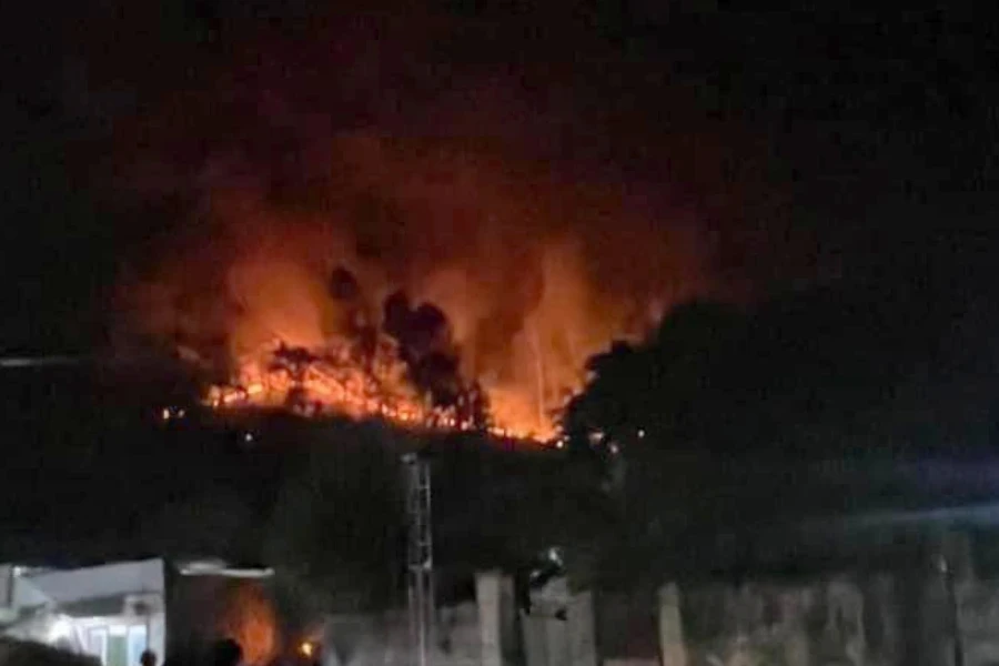 Cháy rừng lửa lan đến gần nhà dân ở xã Tân Thượng Lộc.