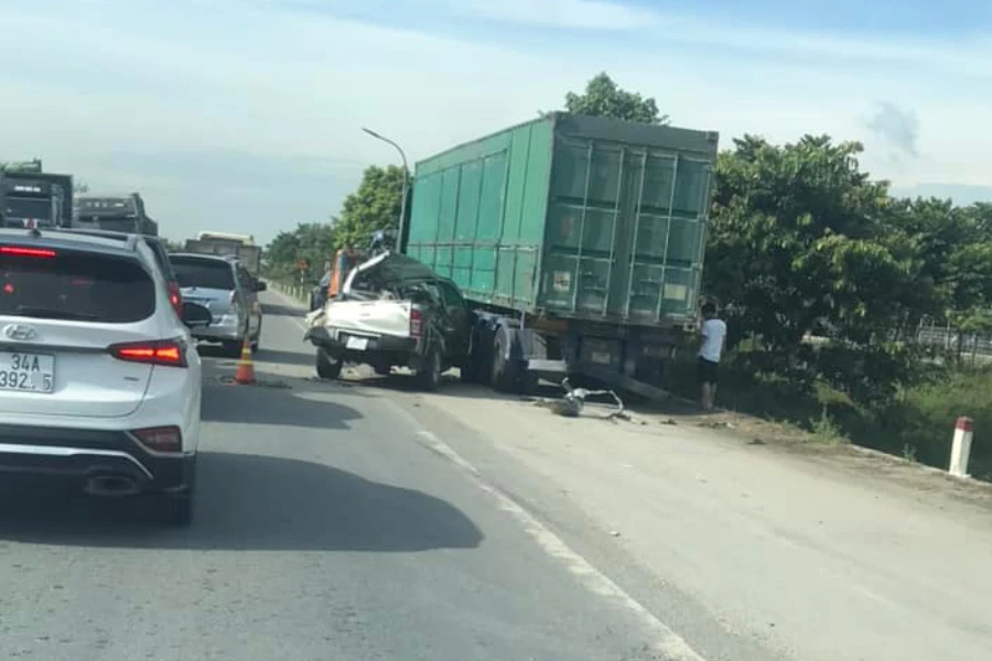 Vụ tai nạn làm xe bán tải biến dạng, 2 người tử vong.