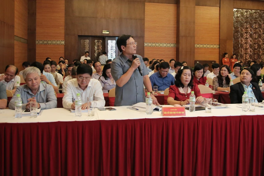 Các đại biểu phát biểu, trình bày tham luận tại Hội nghị. Các đại biểu phát biểu, trình bày tham luận tại Hội nghị.