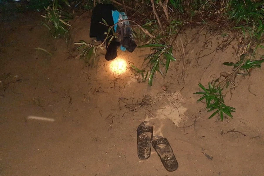 Dép và áo các em để lại trên bờ sông Lam.