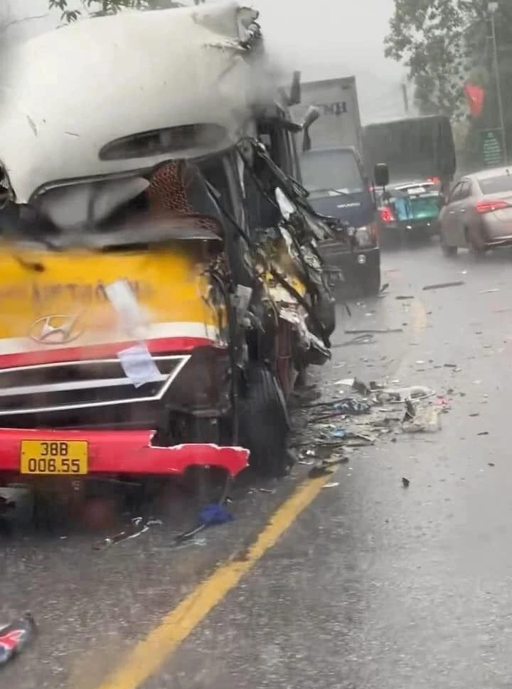 Vụ tai nạn làm xe buýt hư hỏng nặng.