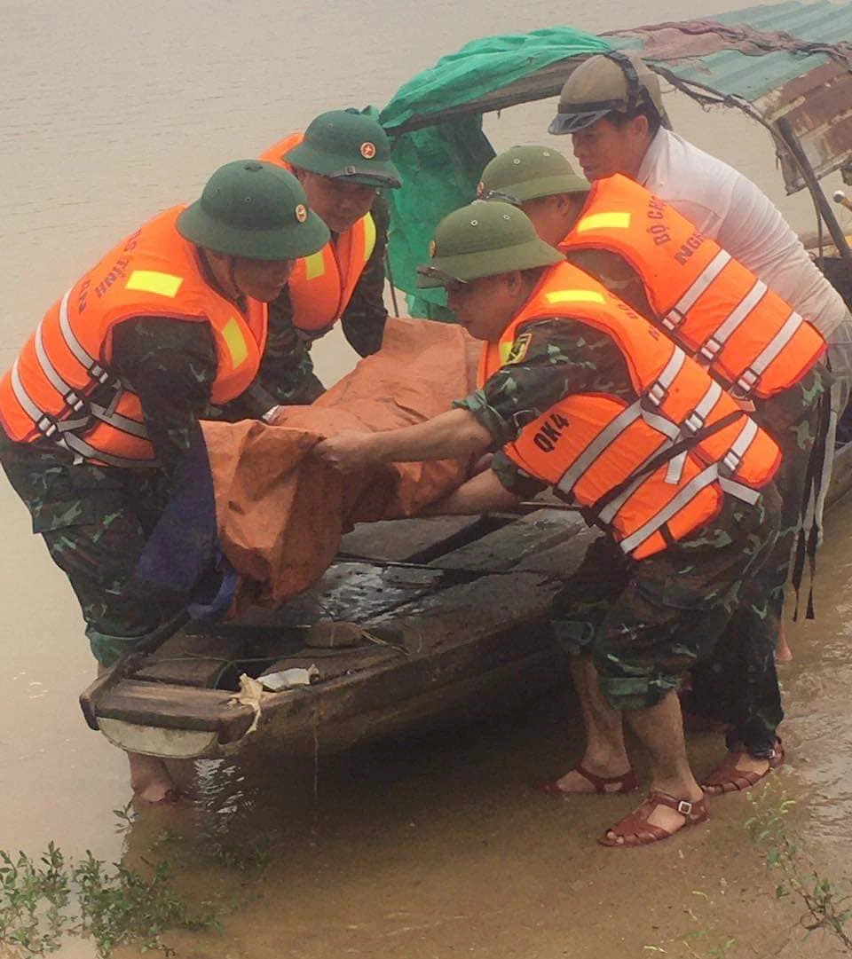Thi thể nạn nhân được đưa từ sông Lam lên bờ.