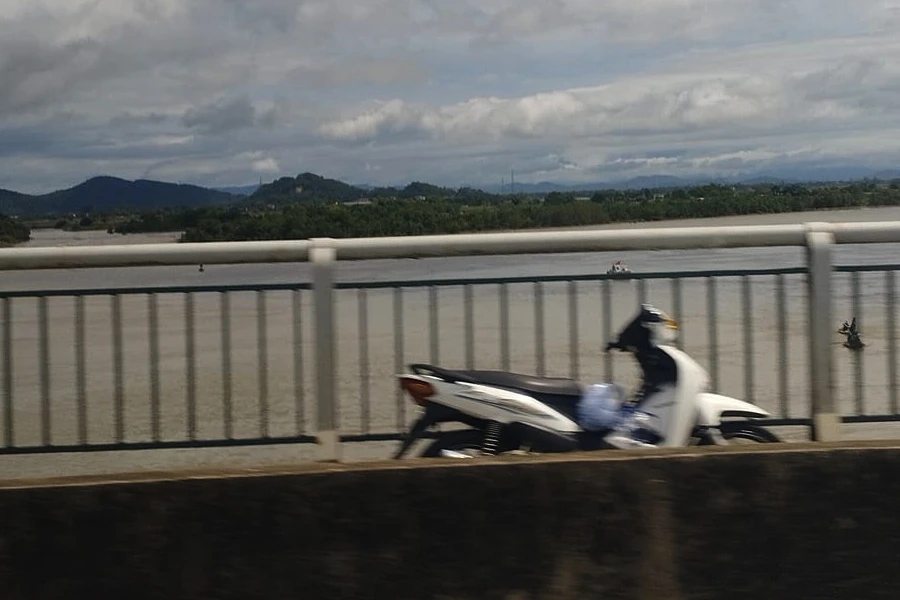 Chiếc xe máy để lại trên cầu Bến Thủy 3.