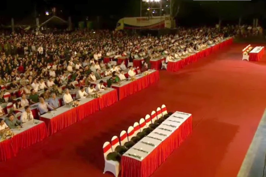 Ban Tổ chức đã bố trí hai dãy bàn ghế đặc biệt đặt ở vị trí trang trọng ở hàng đầu tại Chương trình nghệ thuật “Cõi thiêng Đồng Lộc - nối mạch ngàn năm”. Ban Tổ chức đã bố trí hai dãy bàn ghế đặc biệt đặt ở vị trí trang trọng ở hàng đầu tại Chương trình nghệ thuật “Cõi thiêng Đồng Lộc - nối mạch ngàn năm”.