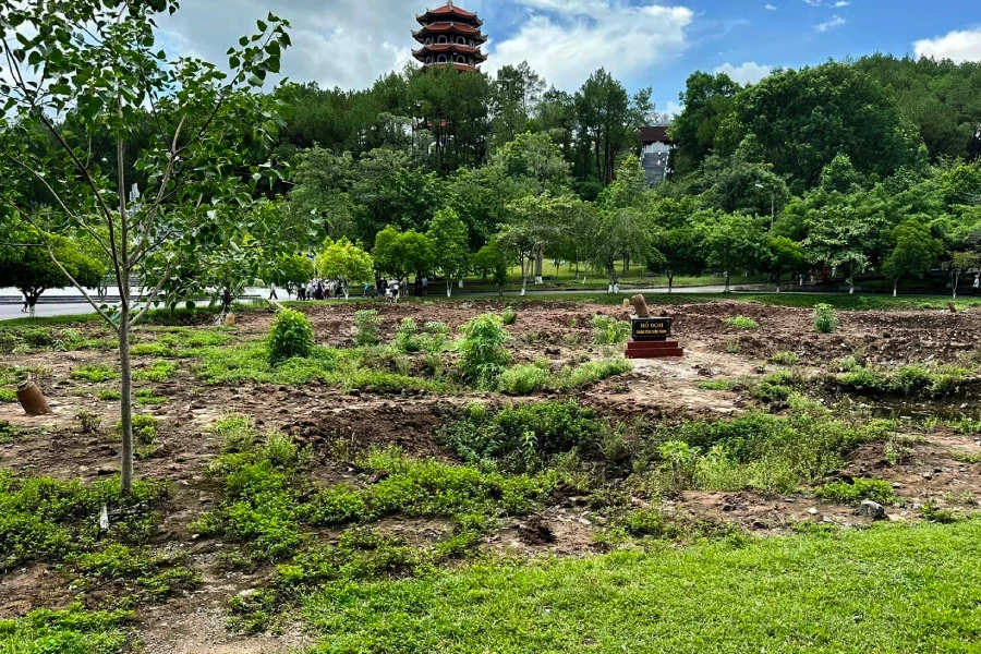 Hố bom chứng tích chiến tranh ở Ngã ba Đồng Lộc.