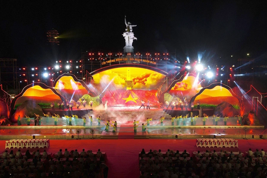 Chương trình văn nghệ mở đầu Chương trình nghệ thuật “Cõi thiêng Đồng Lộc - nối mạch ngàn năm”. Chương trình văn nghệ mở đầu Chương trình nghệ thuật “Cõi thiêng Đồng Lộc - nối mạch ngàn năm”.