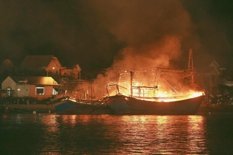Hiện trường vụ cháy tàu đánh cá đêm 28-7 tại khu vực cảng cá lạch Quèn.