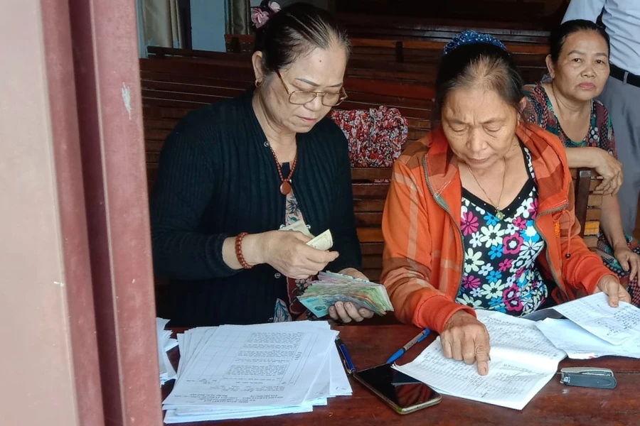 Ban mặt trận thôn Thượng Tứ kiểm đếm tiền từ tấm lòng bà con nhân dân quyên góp để chuẩn bị trao cho gia đình em Thắng.