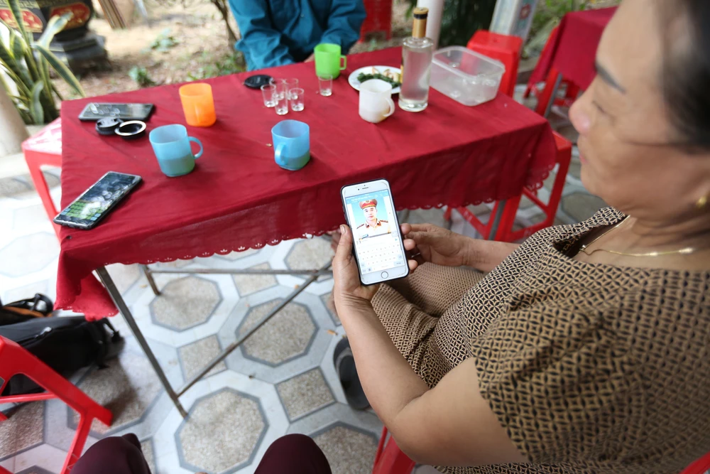 Người dân ở quê nhà tiếc thương Đại úy liệt sĩ Lê Ánh Sáng.