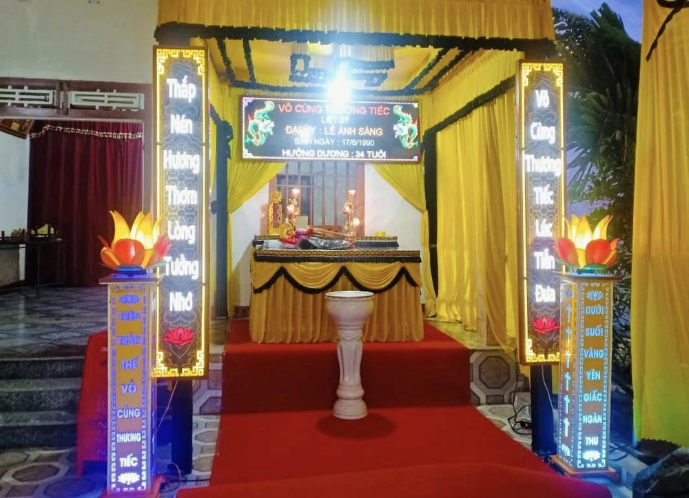 Công tác chuẩn bị tại quê nhà Đại úy liệt sĩ Lê Ánh Sáng. Ảnh: THÚY QUỲNH.