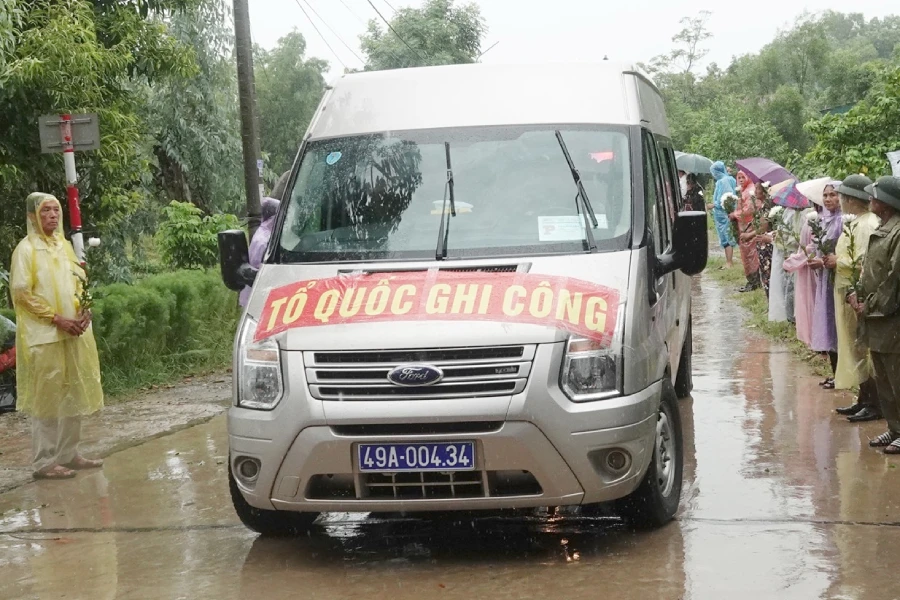 Xe chở linh cữu Đại úy liệt sĩ Lê Ánh Sáng về đến quê nhà Hà Tĩnh.