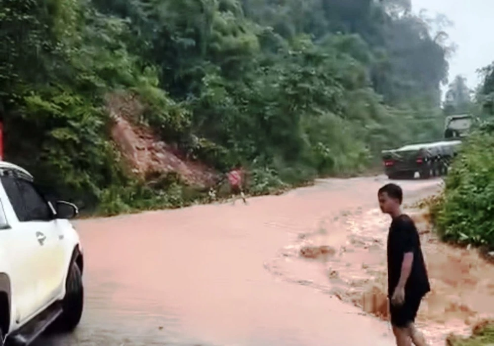 Đoạn đường từ Lào lên Cửa khẩu quốc tế Cầu Treo đang ách tắc.