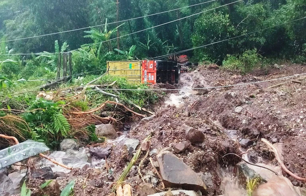 Chiếc xe đầu kéo chở container bị lũ cuốn. Ảnh: K.HƯNG.