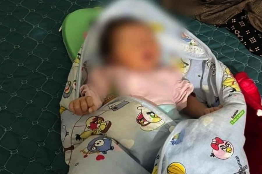 Bé gái sơ sinh bị bỏ rơi ở xã Nam Lĩnh (huyện Nam Đàn, Nghệ An).