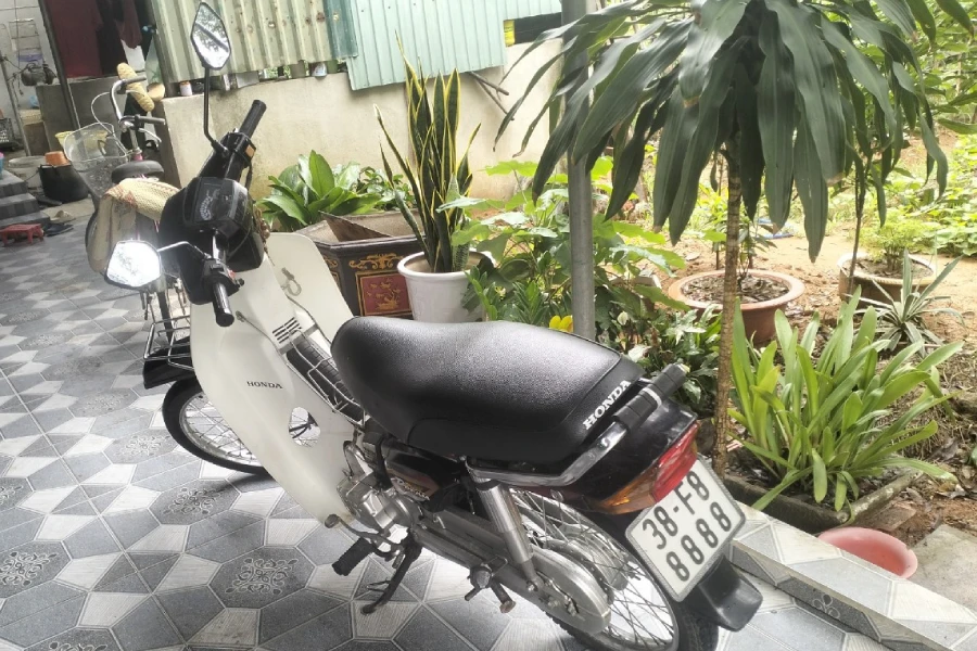 Anh T (trú TP.HCM) đăng hình ảnh và khẳng định gia đình ở Hà Tĩnh vẫn đang sở hữu chiếc xe Honda Super Dream mang biển số 38F8-8888 từ 2008 đến nay.