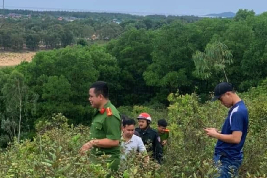 Lực lượng cảnh sát cùng cơ quan chức năng lên rừng núi truy bắt nghi can.