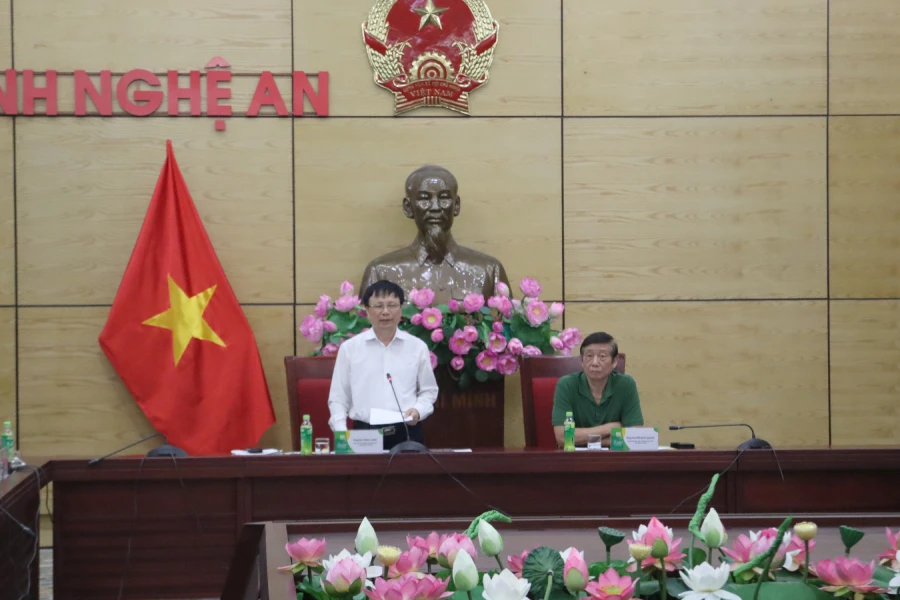 Ông Bùi Đình Long - Phó Chủ tịch UBND tỉnh Nghệ An, Trưởng Ban Tổ chức Giải Marathon “Về miền ví, giặm” năm 2023 - và ông Nguyễn Đức Quang - Tổng Biên tập Tạp chí Nông thôn Việt, Phó Ban tổ chức Giải Marathon “Về miền ví, giặm” năm 2023.