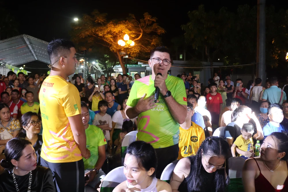 Ông Ray Ruschert – vận động viên người Australia giao lưu cùng các đại biểu, người dân. Ông Ray Ruschert – vận động viên người Australia giao lưu cùng các đại biểu, người dân.