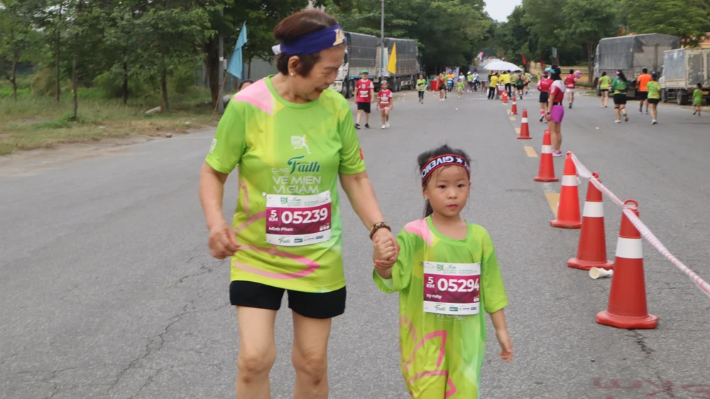 Bà trên 70 tuổi cùng cháu nhỏ cũng tham gia Giải chạy "Nông thôn Việt Marathon - Nghệ An 2023 với cự ly 5km.