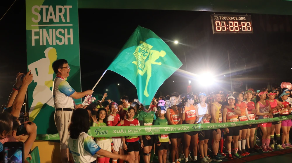 Ông Bùi Đình Long - Phó Chủ tịch UBND tỉnh Nghệ An- Trưởng ban Tổ chức Giải chạy "Nông thôn Việt Marathon - Nghệ An 2023 trực tiếp phát cờ hiệu lệnh xuất phát cự ly 10km.