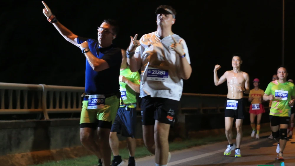 Vận động viên đến từ Australia chạy trên con đường du lịch ven sông Lam.