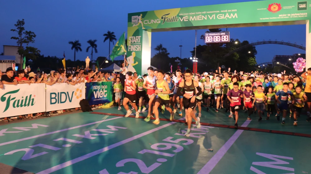Xuất phát từ Quảng Trường Hồ Chí Minh (TP Vinh), các runner tranh tài các cự ly 5km, 10km, 22km và 42km.