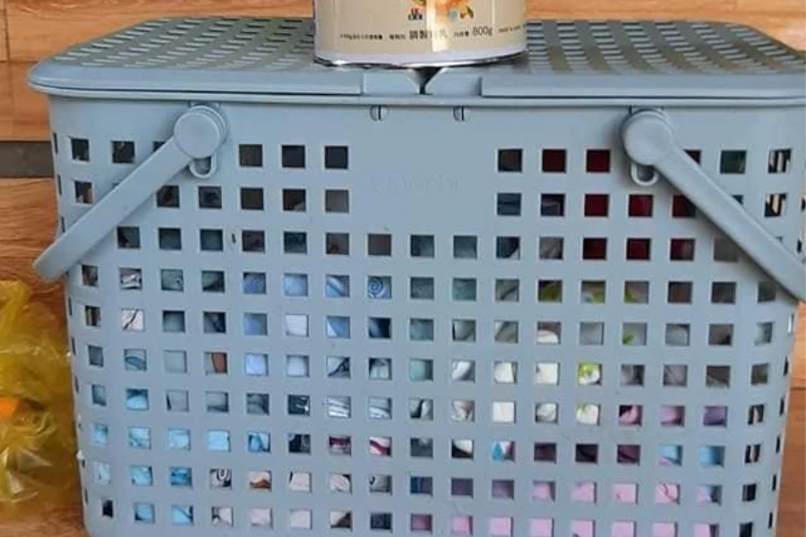 Em bé khoảng 4 tháng tuổi bị bỏ rơi cùng giỏ nhựa đựng quần áo và hộp sữa.