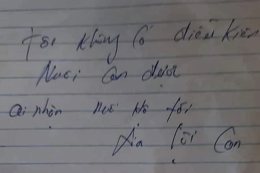 Tấm giấy để lại cùng em bé sơ sinh.