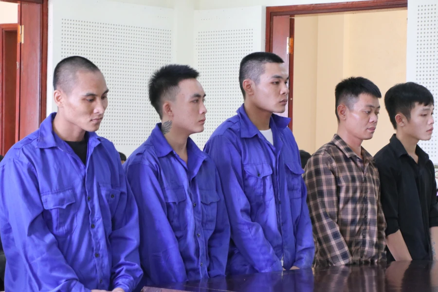 Các bị cáo tại phiên tòa sơ thẩm Lương Văn Hai (đứng giữa)