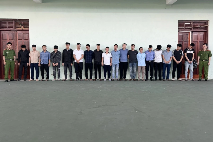 Các bị can tại cơ quan công an.