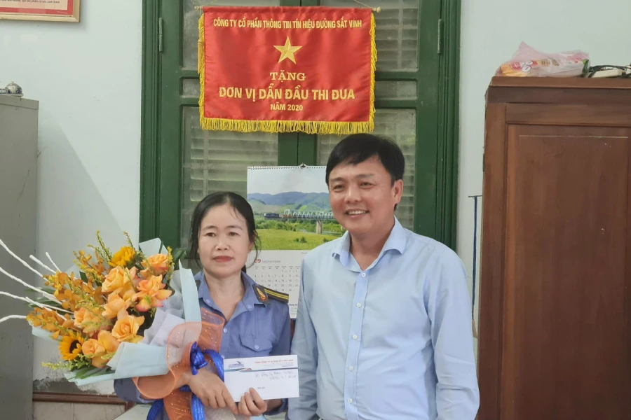 Ông Hoàng Gia Khánh- Phó tổng giám đốc Tổng công ty Đường sắt Việt Nam khen thưởng, biểu dương chị Hường Ông Hoàng Gia Khánh- Phó tổng giám đốc Tổng công ty Đường sắt Việt Nam khen thưởng, biểu dương chị Hường