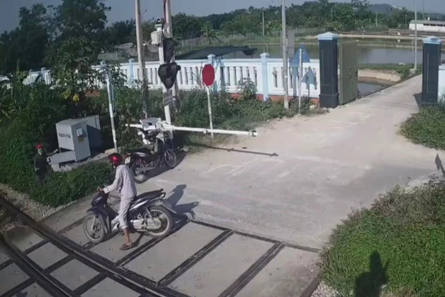 Người đàn ông cố tình vượt tín hiệu đèn đỏ khi tàu hỏa đang lao tới, chị Hường đã lao ra cứu kịp thời. Người đàn ông cố tình vượt tín hiệu đèn đỏ khi tàu hỏa đang lao tới, chị Hường đã lao ra cứu kịp thời.