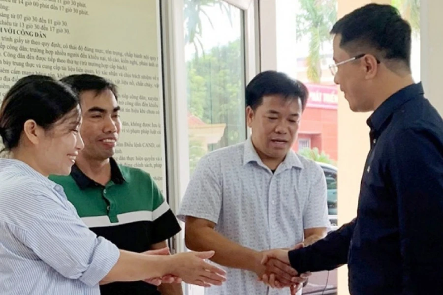 Người dân đến cảm ơn Đại tá Nguyễn Hồng Phong (áo đen), Giám đốc Công an tỉnh Hà Tĩnh và các lực lượng chức năng đã nhanh chóng điều tra, bắt tạm giam bị can Thanh. Ảnh: CA