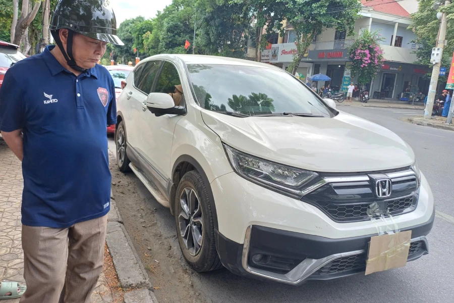 Sau khi xảy ra vụ tai nạn, xe Honda CRV được dán tấm bìa lên biển kiểm soát.