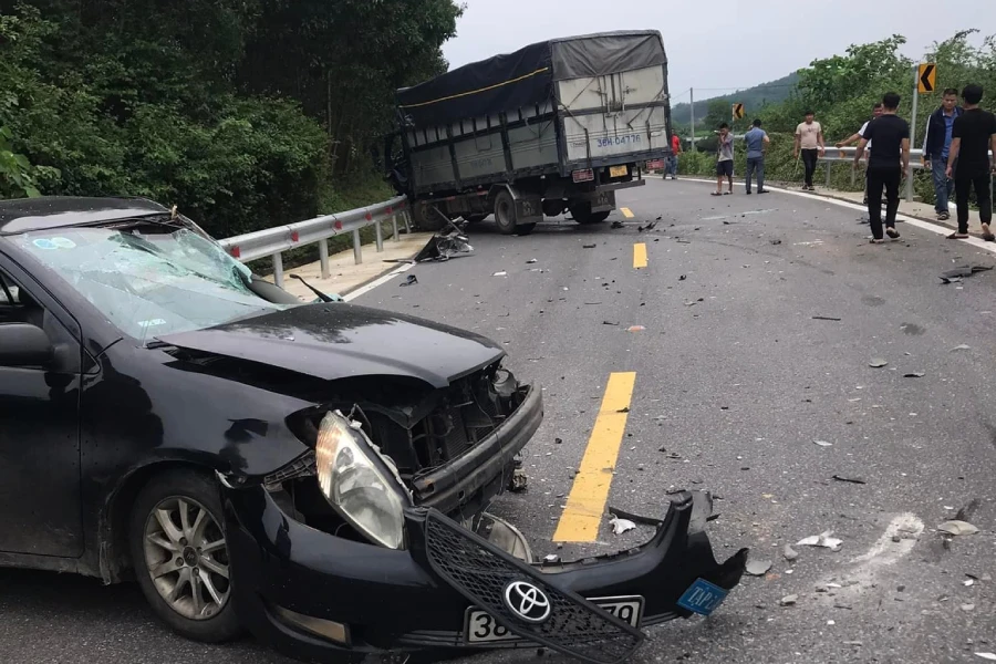 TNGT giữa xe tải và xe tập lái, 2 người bị thương