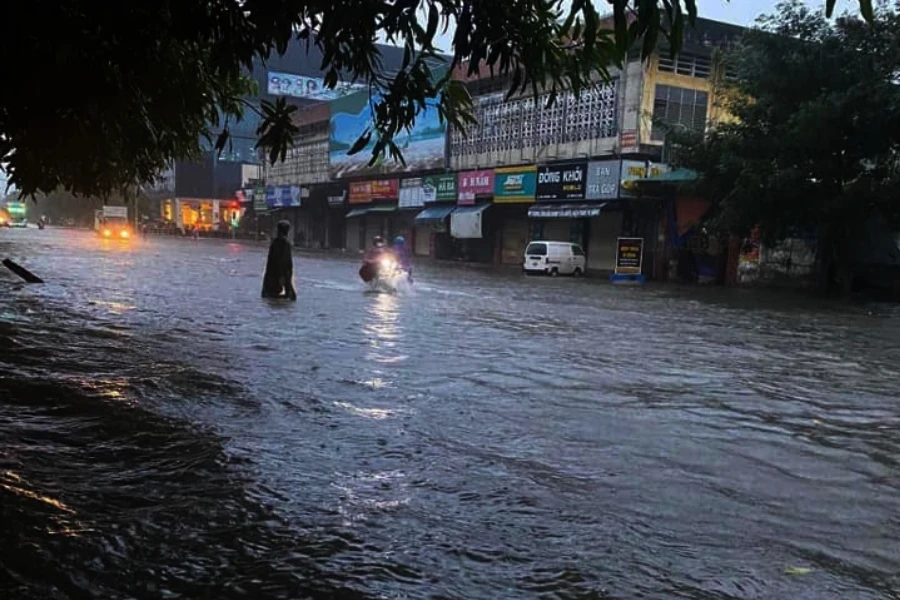 Đoạn đường trước chợ Ga Vinh bị ngập, ách tắc giao thông.
